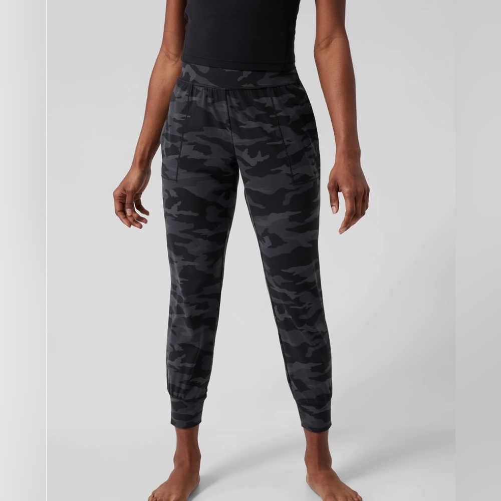NWOT Athleta Salutation Jogger leggings